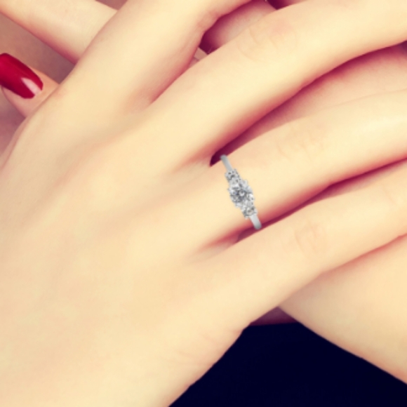 Past Present and Future 3 stone ring in platinum over Sterling silver - Picture 5 of 5